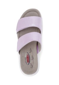 Paarse slip-on sandal met twee brede banden, gepolsterde voetbed en witte rubberen zool. Logo en decoratief ontwerp gedrukt op de binnensole.