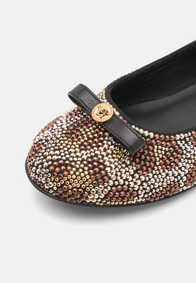 Balletskor med en flerfärgad pärldesign i brons, svart och guld. Inkluderar en svart läderrosett och guldfärgad accent.
