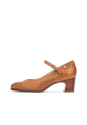 Zapato tipo Mary Jane de cuero marrón con un lateral de malla texturada, puntera redonda, correa ajustable y un tacón mediano de madera.