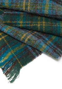 Sciarpa di lana piegata con un motivo a quadri blu, verde, giallo e marrone e bordi frangiati su uno sfondo bianco.