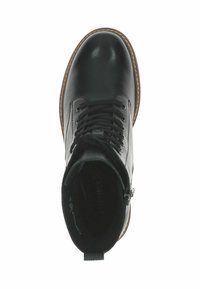 Černá kožená kotníková bota s kulatou špičkou, šněrovacím svrškem a bočním zipem. Má texturovaný povrch a kontrastní hnědou podrážku se švy.