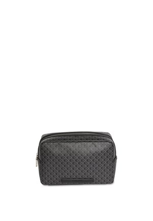 Ristkülikukujuline must tualett-tarvete kott korduva geomeetrilise mustriga, tõmblukk peal ja väike logoplaat esiküljel keskel.