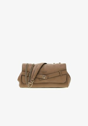 Sac à main marron Guess avec motif logo embossé, bandoulière chaîne dorée, rabat avant et détail de boucle sur fond blanc.
