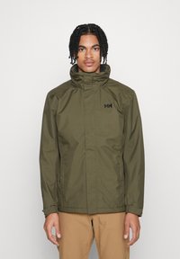Giacca impermeabile verde oliva con colletto alto, zip frontale e logo discreto. Design dritto e polsini elasticizzati per una vestibilità regolabile.