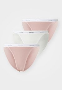 Tri páry rebrových bavlnených nohavičiek v bledoružovej, bielej a svetlozelenej farbe, s bielym pásom, na ktorom je logo "Calvin Klein".
