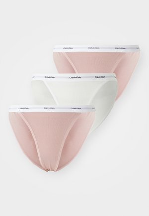 Três pares de calcinhas de algodão canelado em rosa pálido, branco e verde claro, com uma faixa branca na cintura com o logo "Calvin Klein".