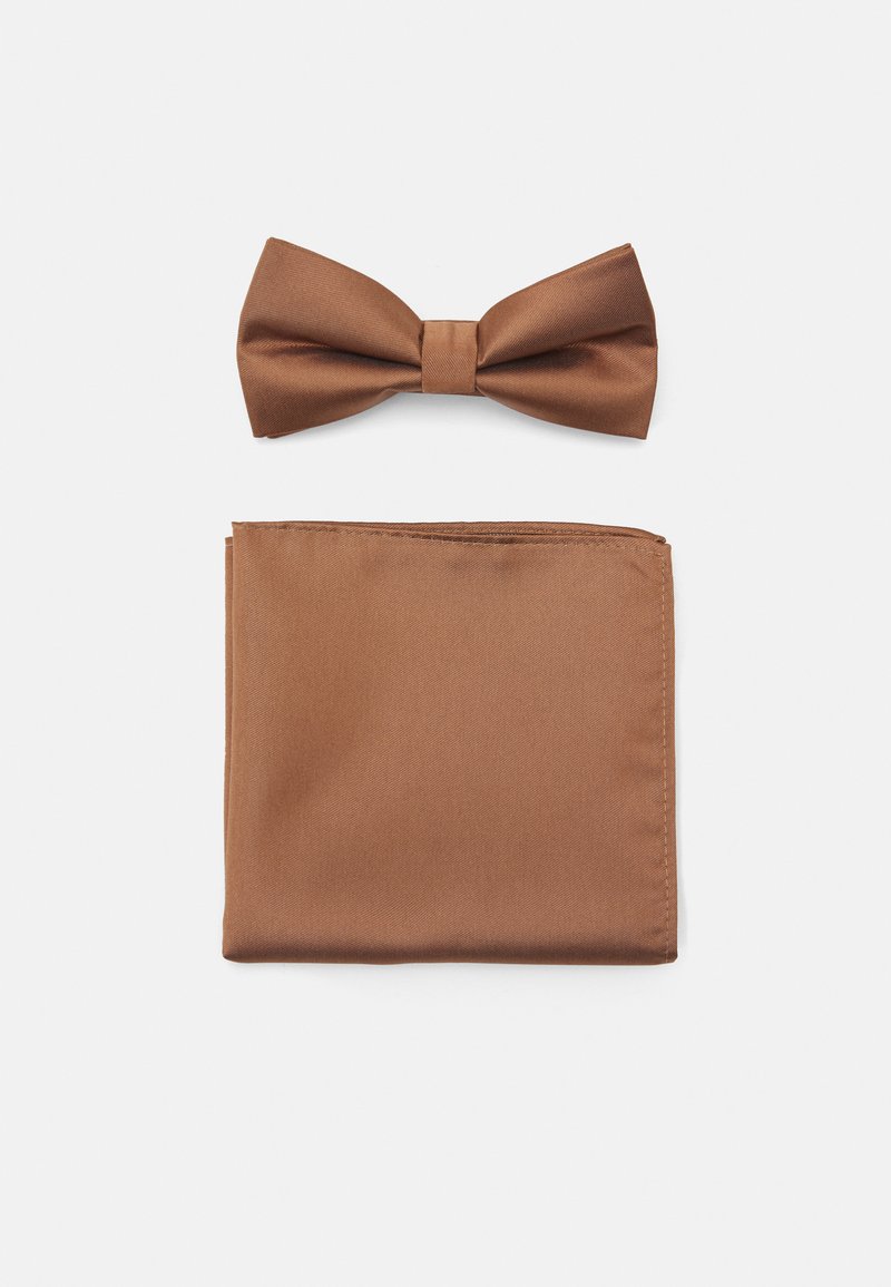 Conjunto de gravata-borboleta e lenço de bolso em cetim castanho. A gravata-borboleta apresenta um formato clássico; o lenço de bolso é uma peça plana e dobrada com uma textura suave.
