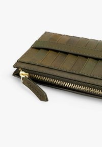 Cartera de cuero verde oscuro con múltiples compartimentos para tarjetas y una cremallera dorada parcialmente abierta sobre un fondo blanco.