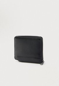 Čierna kožená peňaženka s obdĺžnikovým tvarom, hladkou textúrou, zipsovým zatváraním a jemným prešívaním pozdĺž okraja.