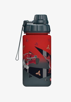 Rote Plastik-Wasserflasche mit einem schwarzen Deckel, die grafische Designs eines Ninjas und eines Drachen zeigt. Glatte Oberfläche, breite Basis und seitlicher Clip.