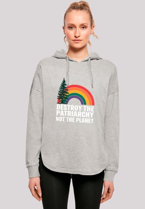 Grauer Hoodie mit lockerer Passform, der ein Regenbogen-Graphic und Bäume zeigt; der Text lautet "ZERSTÖRE DAS PATRIARCHAT, NICHT DEN PLANETEN" in fettem Weiß.