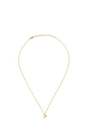 Delicata collana a catena d'oro con piccolo ciondolo a forma di cuore e chiusura regolabile su sfondo bianco.