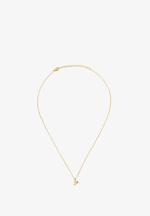 Delicata collana a catena d'oro con piccolo ciondolo a forma di cuore e chiusura regolabile su sfondo bianco.