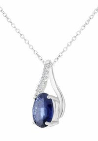 Strieborný náhrdelník s príveskom, ktorý obsahuje oválny modrý kameň, s menšími čírymi kameňmi pozdĺž jednej strany, s elegantným a moderným dizajnom.