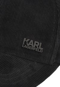 Czarna czapka sztruksowa z czarnym logo "KARL LAGERFELD". Teksturowana powierzchnia z pionowymi żebrowaniami i zaokrąglonym daszkiem.