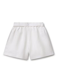 Pantalones cortos de lino blanco con cinturilla plana, frente plisado y corte recto. Presentan una textura suave y sin herrajes visibles.
