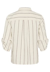 Hvid skjorte med lodrette brune striber, krave-design, lange ærmer rullet op, lavet af tekstureret stof. Bagfra ses en bærestykke og plissé detalje.