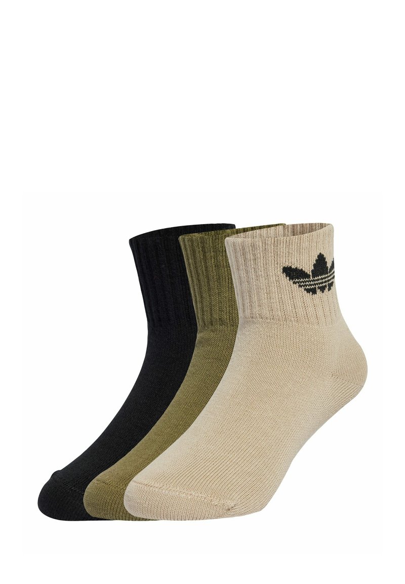 Tre paia di calzini corti nei colori nero, oliva e beige. Texture a costine con un logo sul calzino beige, che evidenzia la varietà di colori e lo stile.