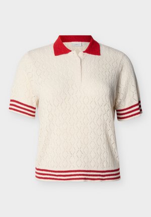 Polo en maille crème à manches courtes avec col rouge et bordures à rayures rouges sur les manches et l'ourlet, présentant un motif texturé en losanges.