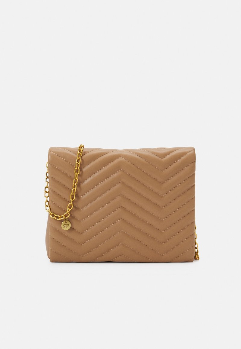 Torebka w kolorze tan z chevronowym pikowaniem, ze złotym łańcuszkiem i subtelnymi detalami. Gładka faktura o prostokątnym kształcie.