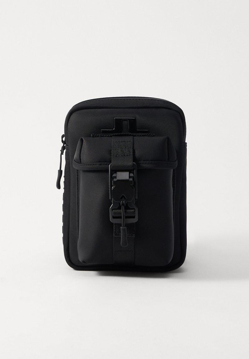 Borsa rettangolare nera realizzata in materiale liscio, con una tasca frontale dotata di un cinturino, chiusura a clip e cerniera laterale per una maggiore accessibilità.