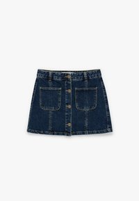 Jupe en denim bleu foncé avec un fermoir à boutons, deux grandes poches et des coutures contrastées. Longueur courte et design évasé.