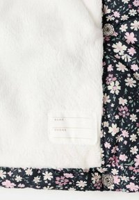Material textil cu model floral în nuanțe de albastru închis, cu flori roz și albe; căptușeală din fleece alb moale; include o etichetă pentru nume și telefon; închidere cu capsa argintie.