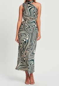 Vestido midi de satén con diseño de un solo hombro, patrón en verde y beige con remolinos, cintura fruncida y silueta fluida.