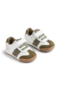 Witte sneakers met olijfgroene suèdelook accenten en gestructureerde rubberen zolen. Voorzien van een klittenbandsluiting en decoratieve veters.