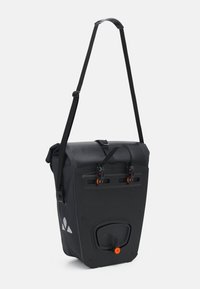 Borsa a tracolla nera impermeabile con parte superiore testurizzata, cinturino regolabile, clip di chiusura doppia, dettagli arancioni e valvola di drenaggio circolare sul fondo.