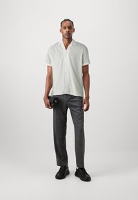DRYKORN BIJAN - Button down-skjorte - ecru