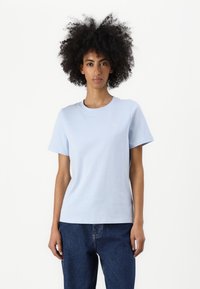 Tommy Hilfiger - CONTRAST FLAG TEE - Basic T-shirt - breezy blue Thumbnail Image 1