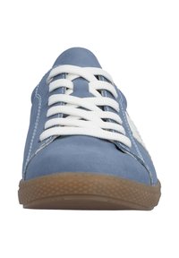 Blauer Wildleder-Sneaker mit weißen Schnürsenkeln, Gummisohle und kontrastierenden Nähten. Verfügt über eine abgerundete Zehenpartie und eine gummi-farbene Außensohle.