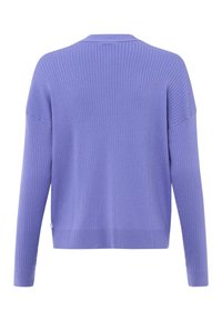 Lila gerippter Pullover mit lässiger Passform, langen Ärmeln und rundem Halsausschnitt. Die Textur ist weich und gestrickt.