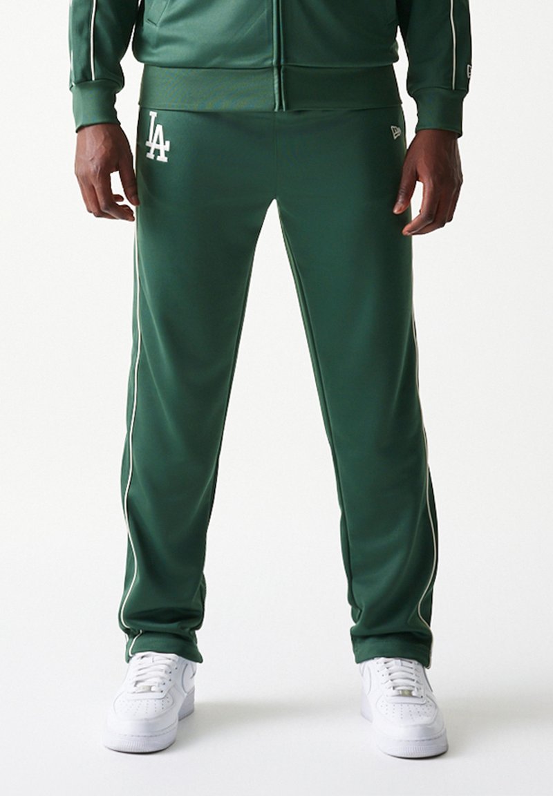 Πράσινο αθλητικό παντελόνι από λείο πολυεστέρα με λευκή ρίγα στο πλάι, με κεντημένο λογότυπο "LA" στο αριστερό μηρό.