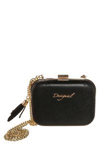 Clutch in ecopelle nera con motivi a rilievo, hardware dorato, una tracolla a catena e chiusura a scatto. Presenta la scritta del marchio sul davanti.