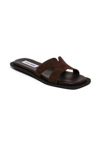 Bruine suède slide sandaal met een open teen, voorzien van een uitsnijdingen ontwerp, platte zool en een soepele leren voetbed.