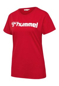 Rød bomulds T-shirt med korte ærmer, rund hals, prydet med hvid "hummel" logo trykt på forsiden. Glat tekstur, standard pasform.