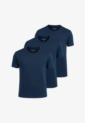 Tre marineblå bomulds t-shirts med korte ærmer og rund halsudskæring, der har en glat overflade og et enkelt design.