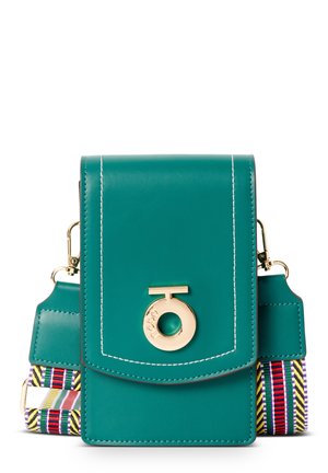 Grüne Leder-Crossbody-Tasche mit goldenen Beschlägen, ausgestattet mit einem Logo-Detail und einem bunten, gestreiften Gurt in mehreren Farben und Mustern.