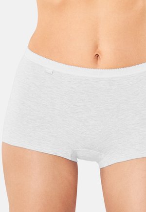 Witte katoenen hipster shorts met een gladde textuur, voorzien van een delicate golvende tailleband en een klein merklabel aan de voorkant.