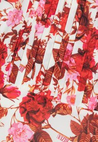 Bloemstof met rode en roze rozen op een witte achtergrond, met geplooide secties voor textuur en detail.