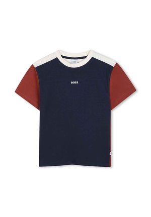 T-shirt à manches courtes avec devant bleu marine, manches couleur rouille, épaules blanches et logo BOSS blanc centré sur la poitrine.