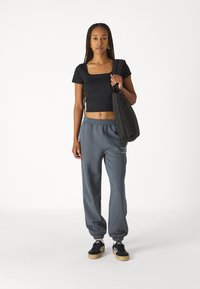 Hollister Co. SEAMLESS DOUBLE SQUARE - Basic póló - casual black