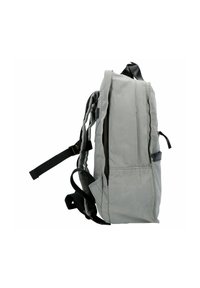 Zaino in tela grigio con forma rettangolare, spallacci neri regolabili, una tasca laterale con zip e un elegante accento in pelle resistente.
