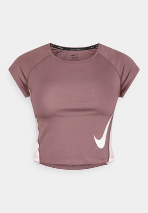 Κοντομάνικη μπλούζα Nike Dri-FIT σε απόχρωση μωβ με απαλή υφή, κοντά μανίκια, λευκό λογότυπο Swoosh και αντίθετες πλευρικές ταινίες σε ανοιχτό ροζ χρώμα.