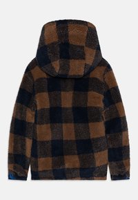 Brązowa i granatowa plaidowa kurtka polarowa z kapturem. Miękka tekstura, zaokrąglony dół i boczne kieszenie. Ma kontrastowy niebieski akcent na dole.