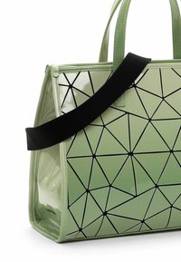Borsa a mano con un motivo geometrico verde, realizzata in materiale lucido. Presenta due manici e una tracolla nera removibile.