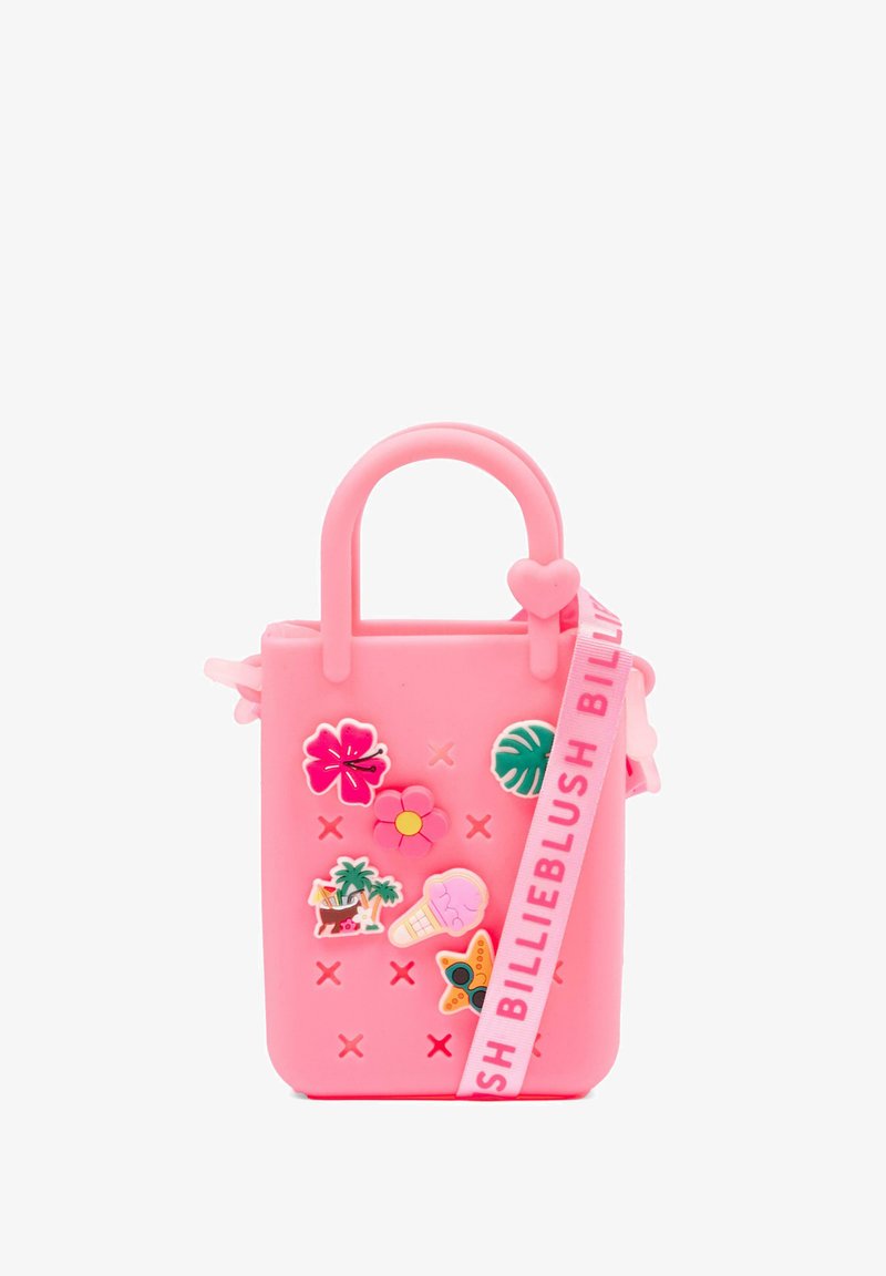Petit sac cabas rose décoré de breloques colorées sur le thème tropical et doté d'une bandoulière rose avec le texte « Billieblush ».
