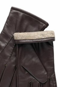 Brune læderhandsker med en strikket beige manchet, der har en glat overflade og skræddersyet pasform samt detaljeret syning på fingrene.